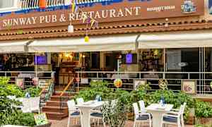 Ravintolan ulkoterassi, jossa on pöytiä ja tuoleja. (Tekoälyn luoma teksti)