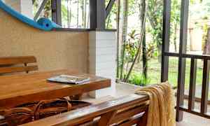 Ulkoalue, jossa on puinen pöytä ja penkki. (Tekoälyn luoma teksti)