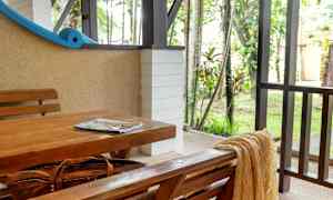 Ulkoalue, jossa on puinen pöytä ja penkki. (Tekoälyn luoma teksti)