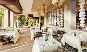 Ravintola, jossa on katetut pöydät ja moderni sisustus. (Tekoälyn luoma teksti)