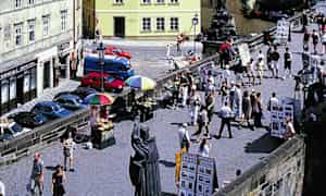 Hotelli sijaitsee Kaarlensillan vieressä