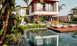 Kolmio huvilassa, neljä normaalia vuodetta, oma uima-allas