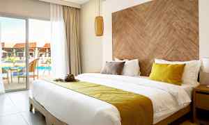 Kahden hengen huone, josta suora pääsy uima-altaaseen