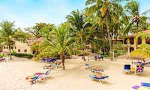 Ranta on heti hotellin edessä