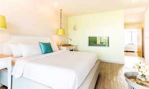 Kahden hengen deluxe-huone ja suuri parveke puutarhaan päin