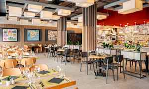 Buffetravintola, jossa on tarjolla espanjalaisia ruokia