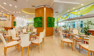 Buffetravintola, jossa tarjolla paikallisia ja kansainvälisiä ruokia