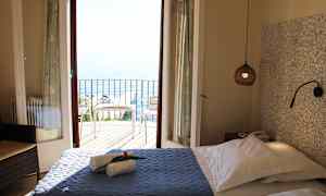 Kahden hengen huone meren puolella