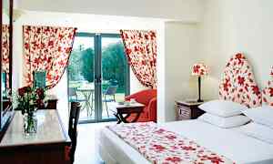 Bungalow puutarhaan päin