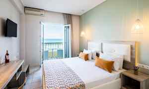 Kahden hengen huone, parveke ja merinäköala