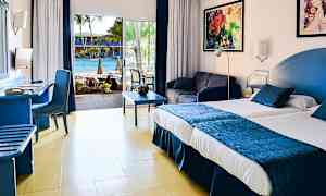 Kahden hengen huone allasalueelle päin / Kahden hengen huone allasalueelle päin ja lisävuodemahdollisuus kahdelle lapselle