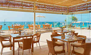 Hotellin buffetravintolassa on hieno ulkoterassi