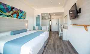 Kahden hengen huone, rajoitettu merinäköala / Kahden hengen huone allasalueelle päin