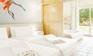 Perhehuone puutarhaan päin