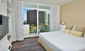 Perhehuone allasalueelle päin