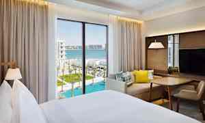 Kahden hengen huone allasalueelle päin