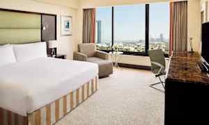 Kahden hengen huone puutarhaan päin