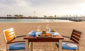 À la carte -ravintola, jossa kala- ja äyriäisruokia, kattaus rannalla