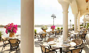 Ravintola rantakadun varrella