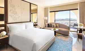 Kahden hengen Deluxe-huone ja kahden hengen Club Room -huone