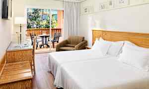 Kahden hengen huone allasalueelle päin