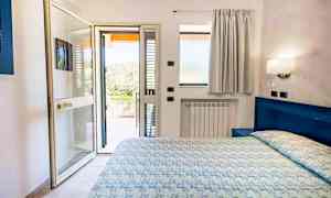 Kahden hengen huone, parveke