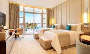 Kahden hengen Deluxe-huone ympäristöön päin