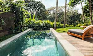 Huvila, jossa oma uima-allas