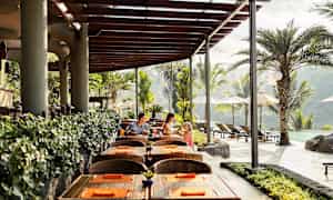 À la carte -ravintola, jossa voi nauttia hampurilaisia, pizzaa, pastaa, salaatteja ja paikallisia ruokia