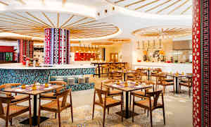 Buffetravintola, jossa on thaimaalaisen keittiön ruokia