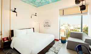 Kahden hengen huone king size -vuoteella