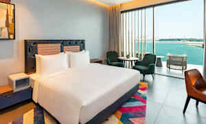 Kahden hengen huone parvekkeella ja merinäköalalla