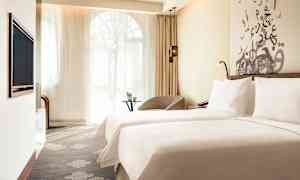 Kahden hengen Deluxe-huone ympäristöön päin