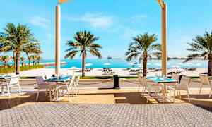 Yksi hotellin rantabaareista