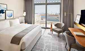 Kahden hengen Deluxe-huone, parveke ja näkymä satamaan