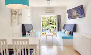 Kaksio allasalueelle päin