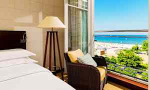 Esimerkki kahden hengen deluxe-huoneesta