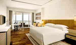 Kahden hengen Deluxe-huone ylemmissä kerroksissa ja merinäköala