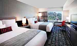 Kahden hengen huone, jossa queen size -parivuoteet