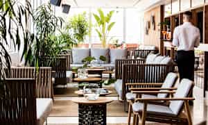 Hotellin yhdistetty kattobaari/ravintola