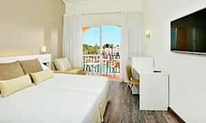 Kahden hengen huone allasalueelle päin