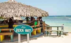 À la carte -ravintola rannalla, jossa paikallisia jerk-ruokia