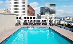 Uima-allas kattoterassilla