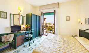 Kahden hengen huone ympäristöön päin