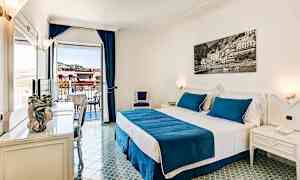 Kahden hengen huone, pieni parveke ja rajoitettu merinäköala