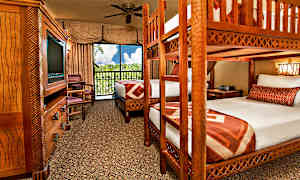 Kahden hengen standard-huone, jossa yksi queen size -parivuode sekä yksi kerrossänky