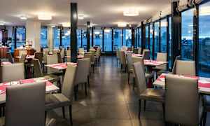 Hotellin aamiaishuoneesta on hienot näkymät Prahan ylle