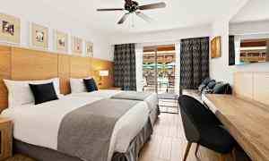 Kahden hengen huone, josta pääsy uima-altaaseen