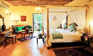 Deluxe-huone puutarhaan päin / Deluxe-huone meren puolella