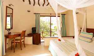 Kahden hengen huone puutarhaan päin